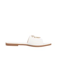 Sandali bianchi slip-on con suola piana marrone e un accento metallico sulla fascia. Texture liscia con design open toe.