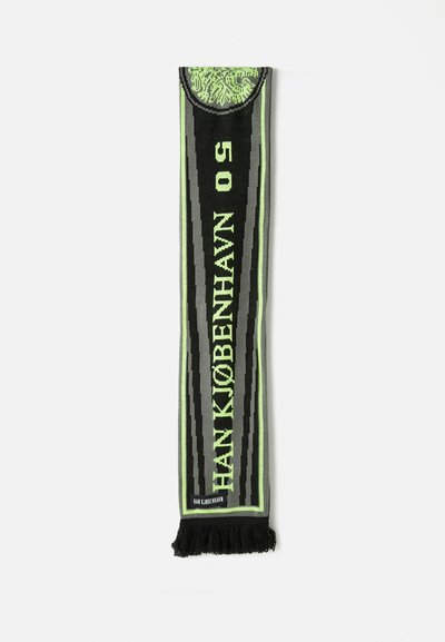Écharpe noire et vert néon avec le texte "HAN KJØBENHAVN 05" et des franges aux extrémités, posée à plat sur un fond blanc.