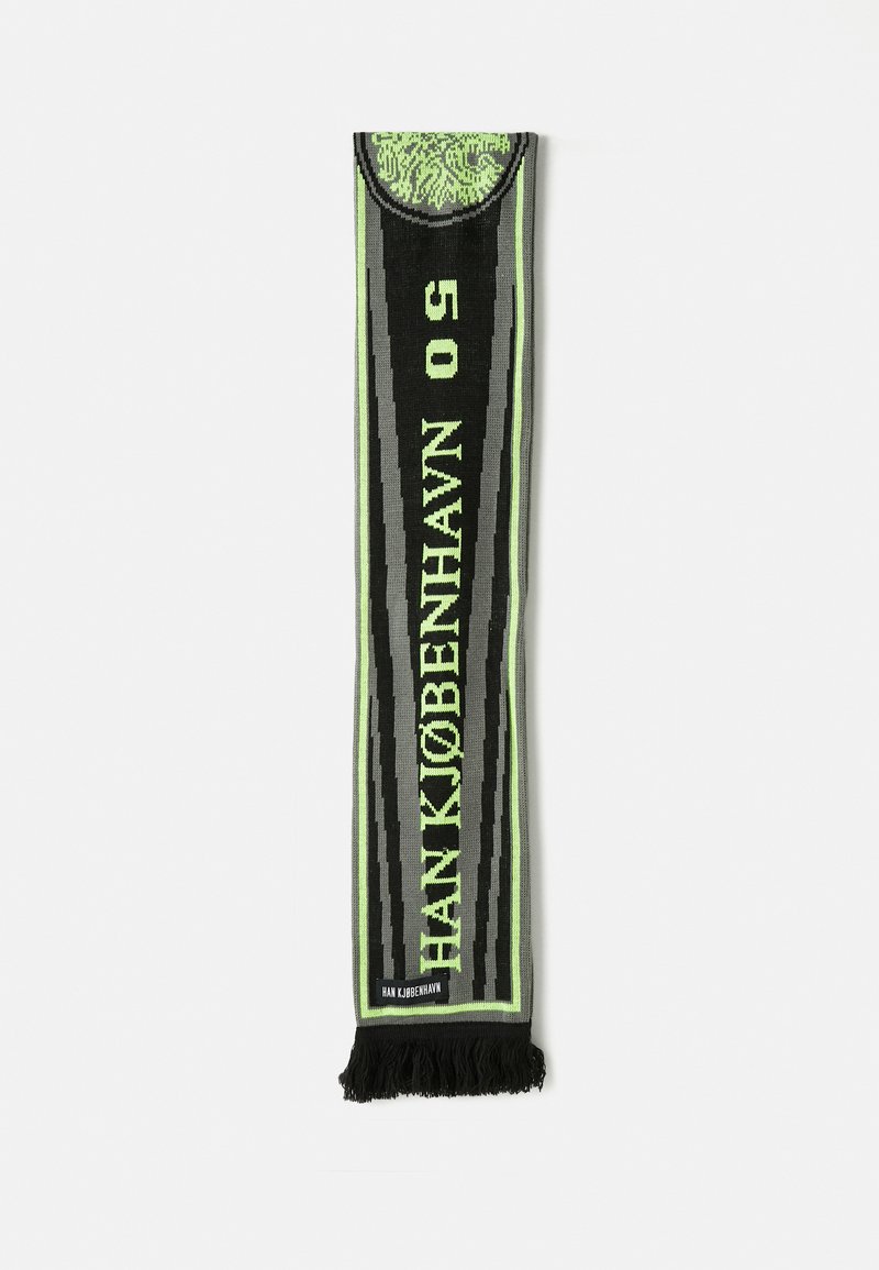 Cachecol preto e verde neon com o texto "HAN KJØBENHAVN 05" e extremos com franjas, estendido sobre fundo branco.