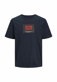 Marineblå bomulds-T-shirt med et rektangulært grafisk design i rød og sort med teksten "JACK & JONES" i midten. Korte ærmer, rund hals.