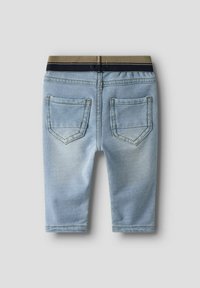 Pantalones cortos de mezclilla azul claro con una cinturilla elástica color caqui que presenta una franja en navy. Dos bolsillos traseros con detalles de costura.