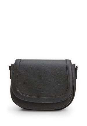 Borsa a tracolla in pelle nera texturizzata con patta arrotondata e cuciture sottili, mostrata su sfondo bianco.