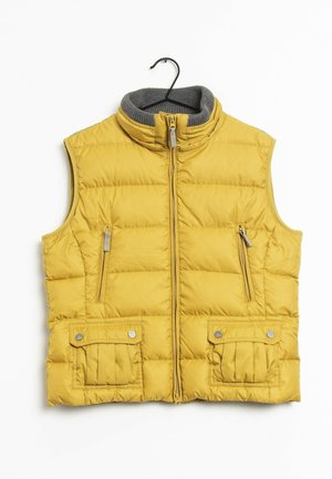 Gilet imbottito giallo senza maniche con collo a coste grigio, zip frontale, due tasche sul petto con cerniera e due tasche inferiori con bottoni automatici su gruccia.