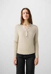 Beige stripete langermet skjorte med krage, knappestolpe og subtile sømdetaljer langs kanten. Kombinert med mørkejeans.