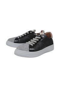 Sneaker nere e grigie con tomaia in pelle liscia, punta in feltro e dettagli testurizzati. Presentano lacci grigi e suola in gomma bianca.