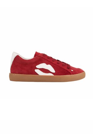 Baskets en daim rouge avec un motif de vague blanche, bout rond, semelle en caoutchouc marron et lacets rouges assortis. Texture lisse avec de subtils détails de couture.