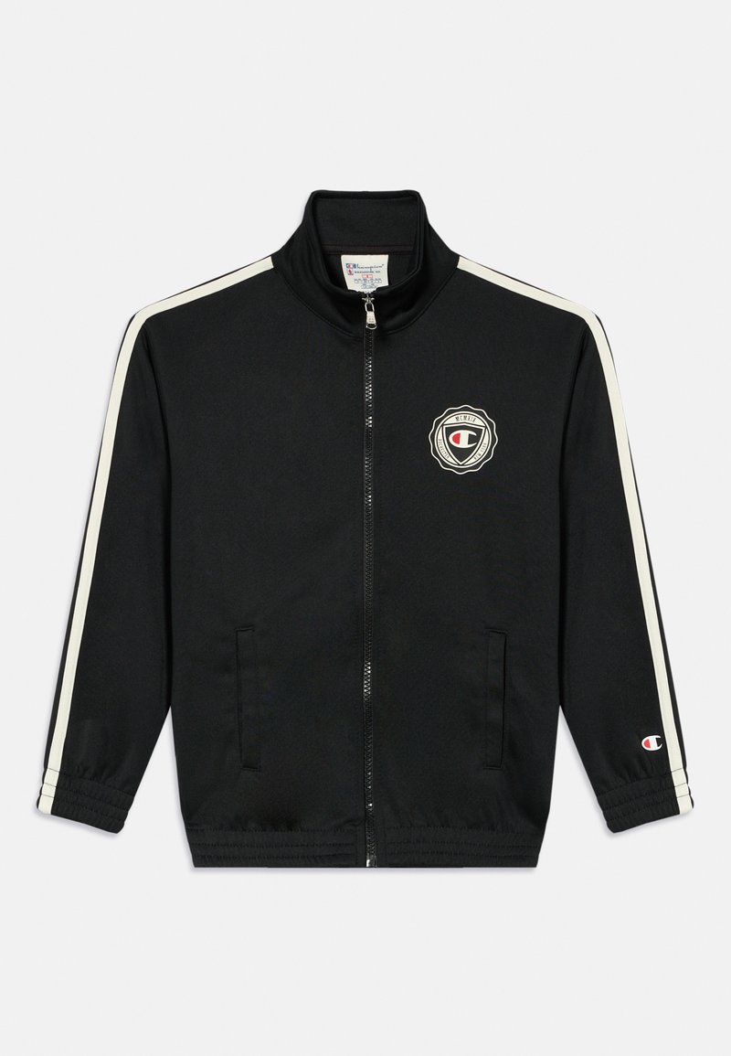 Zwarte sportjack met hoge kraag, witte zijstrepen, ritszak en een circulair logo op de borst. Twee zijzakken.