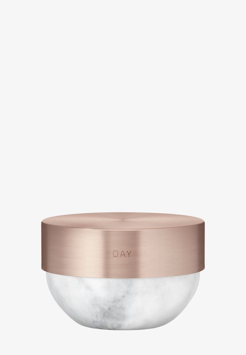 Tarro redondo de mármol blanco con tapa de oro rosa cepillado etiquetado como "DÍA", diseñado para almacenar productos cosméticos o de cuidado de la piel.
