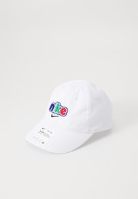 Balta medvilninė kepuraitė su siuvinėtu „nike“ logotipu įvairiomis spalvomis. Turime lenktą kraštą ir vėdinimo angas viršuje. Taip pat papildyta prekės ženklo etikete.