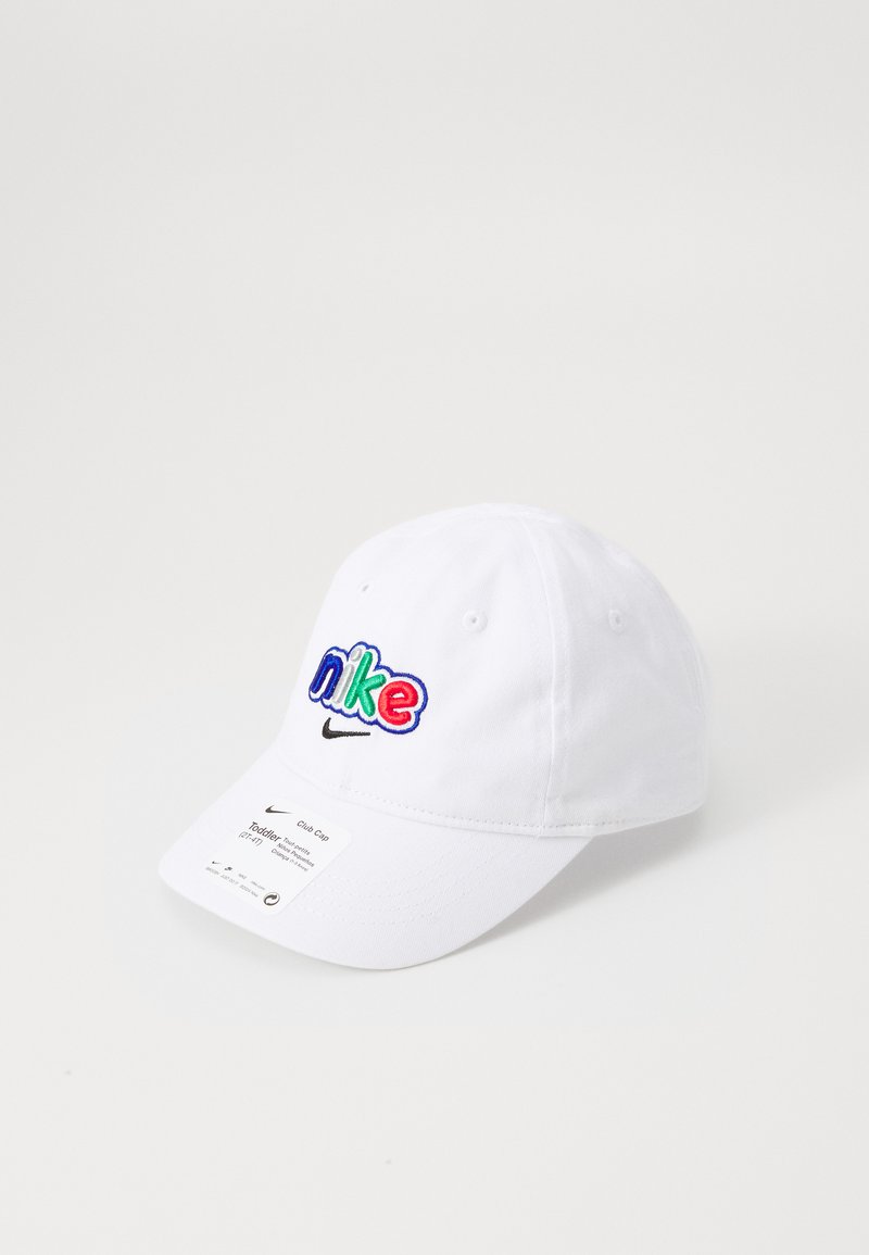 Balta medvilninė kepuraitė su siuvinėtu „nike“ logotipu įvairiomis spalvomis. Turime lenktą kraštą ir vėdinimo angas viršuje. Taip pat papildyta prekės ženklo etikete.