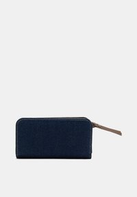 Marine denim portemonnee met een ritssluiting, bruine stiksels en een leren trekker. Rechthoekige vorm met een gladde textuur en een minimalistisch ontwerp.