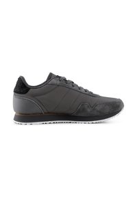 Sneaker grigia con una combinazione di pelle e camoscio, punta arrotondata, tacco texturizzato, sistema di allacciatura davanti e suola in gomma con accenti bianchi.