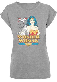 Grå bomull t-skjorte med et Wonder Woman-motiv. Designet inkluderer levende farger, et stjernemotiv og fet skrift. Løs passform.