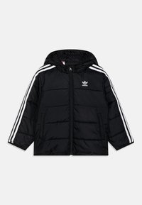 Casaco puffer preto com capuz, riscas brancas ao longo das mangas, fecho frontal com zíper e um pequeno logótipo no peito. Tecido leve.