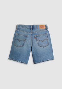 Pantalones cortos de mezclilla en azul claro, con cintura alta, cinco bolsillos y costuras contrastantes. Una etiqueta en la pretina trasera.