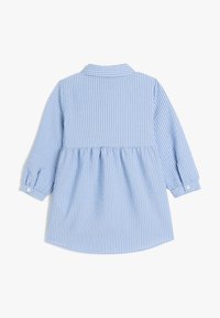 Abito a maniche lunghe a strisce blu e bianche con colletto, vita arricciata e dettagli con polsini abbottonati. Realizzato in tessuto leggero.