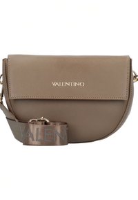 Beige skulderveske i imitert lær med buet form, magnetisk klafflukking og en merket stropp med "VALENTINO" i grått.