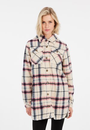 Fleece geruite shirtjack in crème, met blauwe, zwarte en roze strepen, twee borstzakken en knoopsluiting, met een relaxte pasvorm.