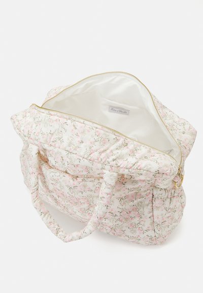 Quilted stoffen tas met een bloemenpatroon in roze en groen, gouden rits en een lichte binnenkant. Twee stevige handvatten om mee te dragen.