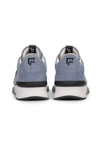 Blaue Wildleder-Sneaker mit weißer Zwischensohle, schwarzer Außensohle und schwarzem Fersenlaschen mit Logo. Strukturierte Oberseite und gepolsterter Kragen.