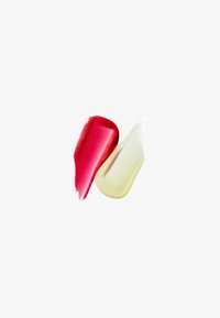 Rode en cremekleurige cosmetica swatches met een glanzende textuur. Het rood heeft een subtiele glans, terwijl de crème glad en mat is.