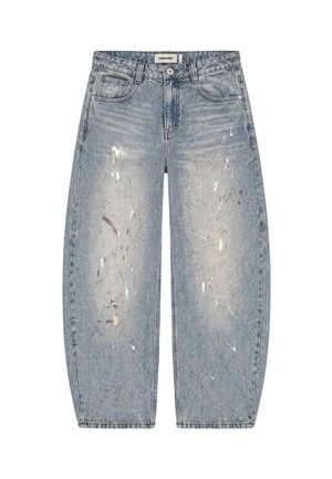 Jean bleu clair à jambes larges avec devant délavé et éclaboussé de peinture, fermeture par bouton et fermeture éclair, et design à cinq poches.