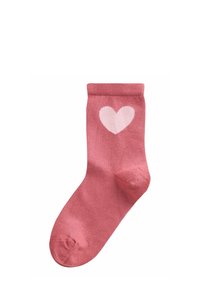 Calzino di cotone rosa con un motivo di cuori bianchi sul fronte. Presenta un polsino a coste e una texture liscia. Calzino singolo esposto in posizione verticale.