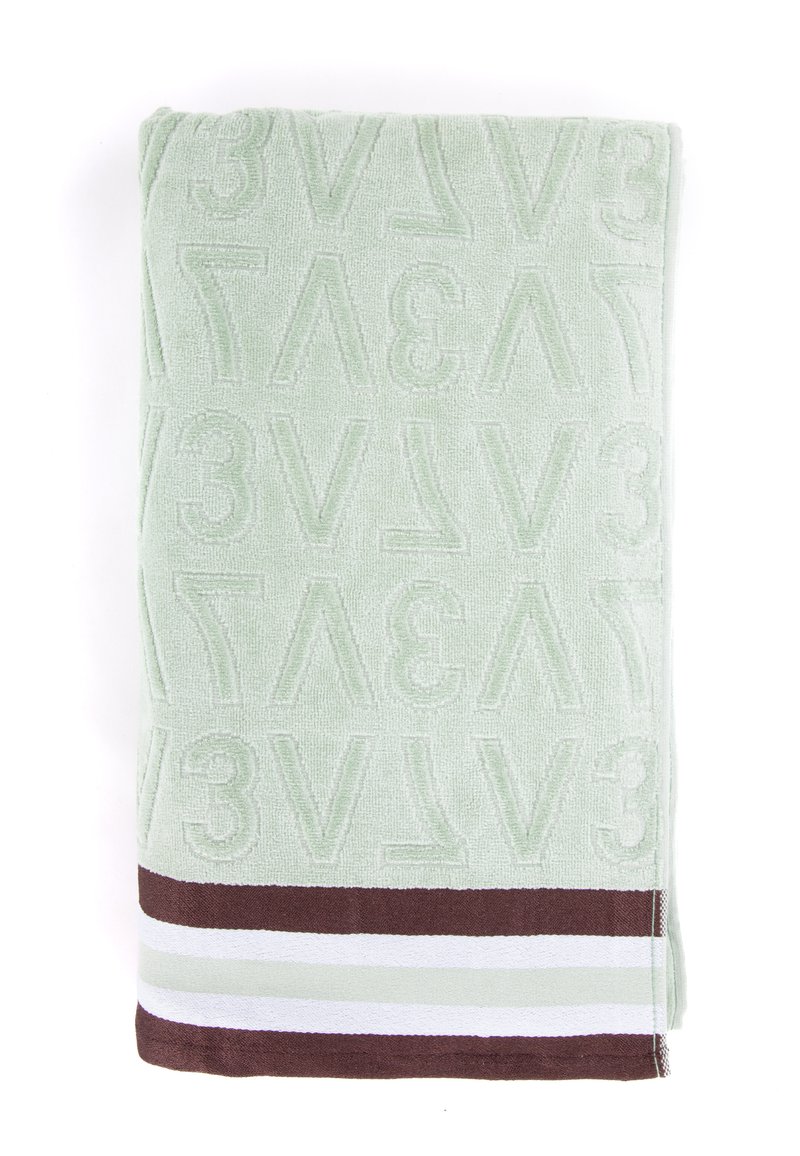 Toalla verde con patrón alfanumérico en relieve. Contiene un acento de rayas marrones y blancas en la parte inferior. Textura suave, forma rectangular.