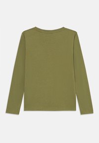 Langärmliges Shirt in Olivgrün, aus weichem Stoff. Mit einem runden Ausschnitt und gesticktem Saum, die Rückseite ist schlicht gestaltet.
