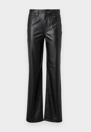 Schwarze Lederhosen mit geradem Bein, ausgestattet mit einem Knopfverschluss, Gürtelschlaufen und frontalen Taschen. Glatte Textur und minimale Details.