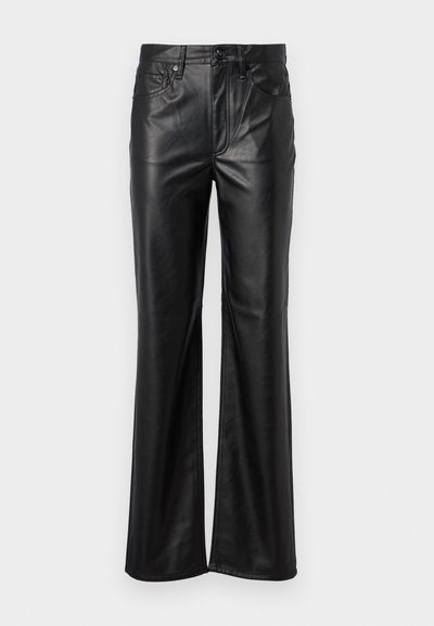 Calças de couro pretas com um design de perna reta, apresentando um fecho com botão, passadores para cinto e bolsos frontais. Textura suave e detalhes mínimos.