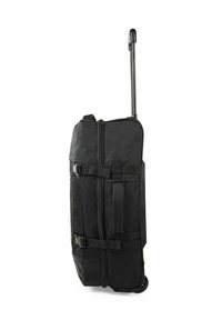Bolsa de viaje tipo duffel negra con forma rectangular, material de tela, cierre con cremallera, correas ajustables y asa retráctil.