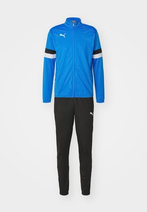 Blauwe sportieve trainingsoutfit met een volledige ritssluitingjack, voorzien van witte en zwarte accenten, gecombineerd met zwarte broek, gemaakt van soepel, lichtgewicht materiaal.