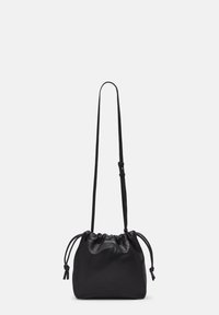 Schwarze Lederzugtasche mit cinched Oberteil, verstellbarem Riemen und glatter Textur. Schlichtes Design, kompakte Form, keine sichtbaren Beschläge.