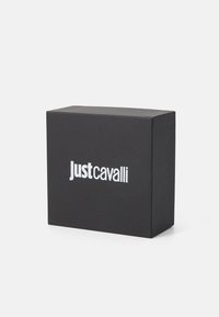 Sort rektangulær boks laget av teksturert papir, med "Justcavalli"-logo i fet, kontrasterende hvit skrift på forsiden.