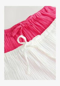 Non sélectionné, pink white