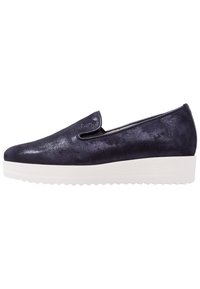 Námořnické slip-on boty s lesklou texturou, bílou podrážkou a mírně zvýšenou platformou; mají minimalistický design bez viditelného hardwaru.
