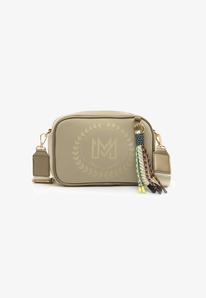 Bolso bandolera sintético beige con logo, borlas decorativas con detalles trenzados y correa de hombro desmontable. Herrajes en tono dorado.
