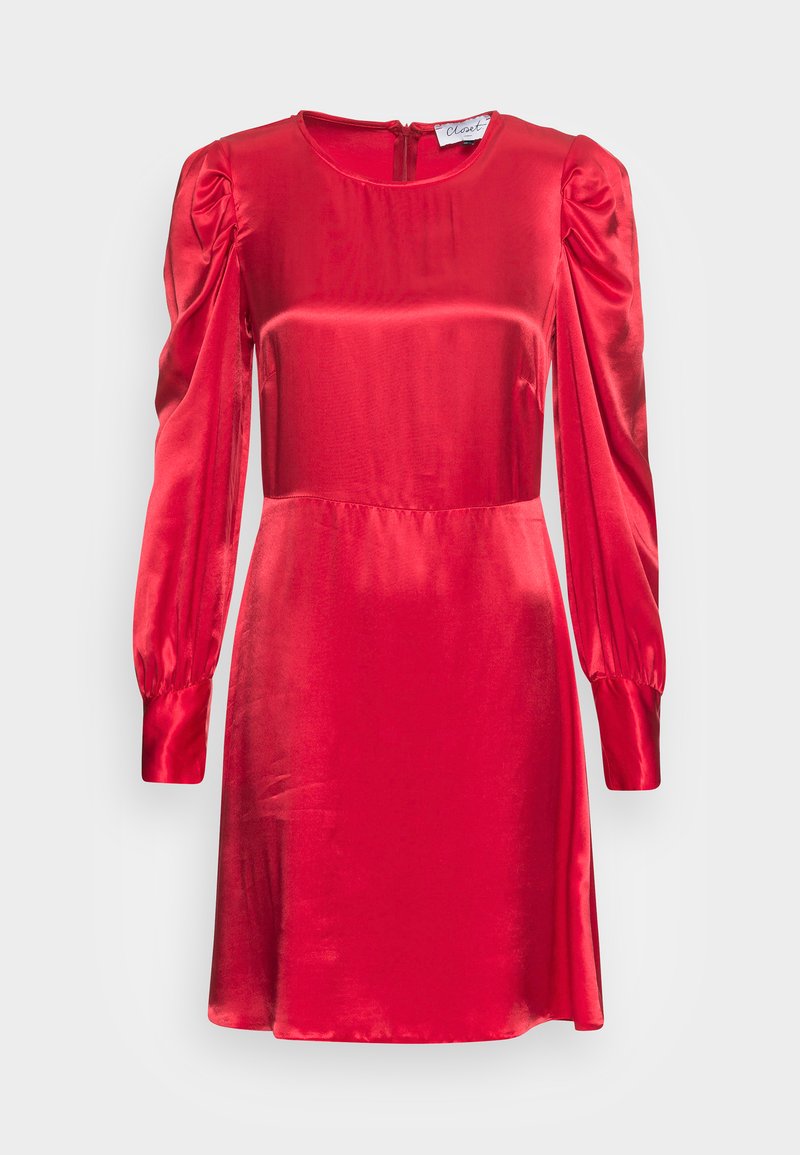 Kurzes rotes Satin-Kleid mit langen Puffärmeln, rundem Ausschnitt und einem Reißverschluss im Rücken. Glatte Textur und glänzendes Finish.