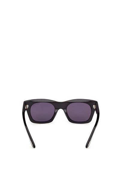 Czarne prostokątne okulary przeciwsłoneczne z ciemnofioletowymi soczewkami, błyszczące wykończenie i subtelny detal logo na zausznikach. Wąskie, proste ramiona.