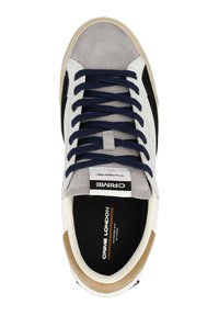 Sneaker con punta in suede grigia e lacci blu navy; lati in pelle bianca e dettagli neri; suola in gomma beige; logo sulla linguetta e sulla soletta.