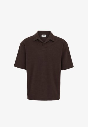 Dunkelbraunes kurzärmeliges strukturiertes Poloshirt mit offenem Kragen und lässiger Passform.
