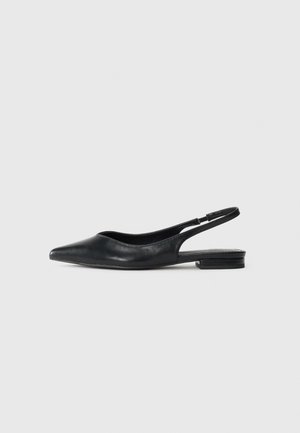 Zapato de tacón bajo negro tipo slingback con puntera afilada y tira elástica delgada, diseño minimalista sobre un fondo blanco liso.