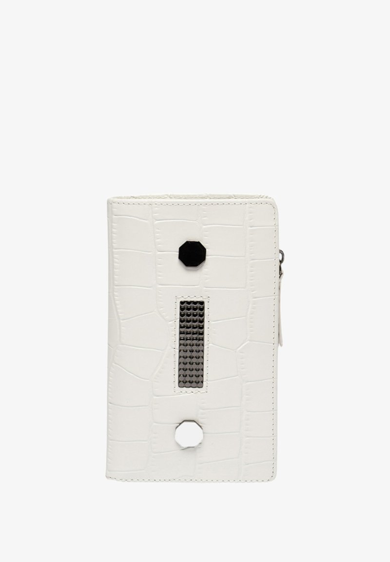 Witte portemonnee van gestructureerd kunstkrokodillenmateriaal met een centraal zwart gestifte gebied, accentueert met zwart-witte hexagonale studs.