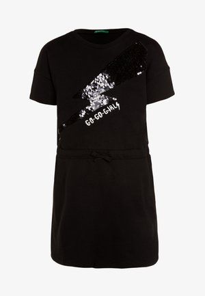 Czarna sukienka z krótkim rękawem z czarno-srebrnym błyskotliwym błyskawicą oraz białym napisem „Go-Go-Girls” na piersi, z paskiem w talii.