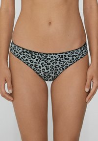 Majtki bikini w panterkę na jasnoniebieskim tle z czarnymi akcentami. Posiadają gładką teksturę i minimalistyczny design.