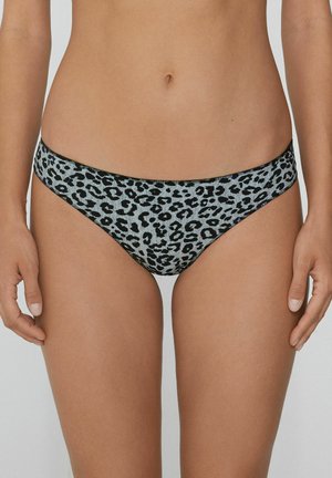 Bas de bikini à imprimé léopard avec un fond bleu clair et des accents noirs. Présente une texture lisse et un design minimaliste.