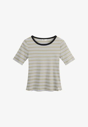Beige geribd T-shirt met korte mouwen met zwarte, witte en marineblauwe horizontale strepen en een zwarte ronde halslijn.