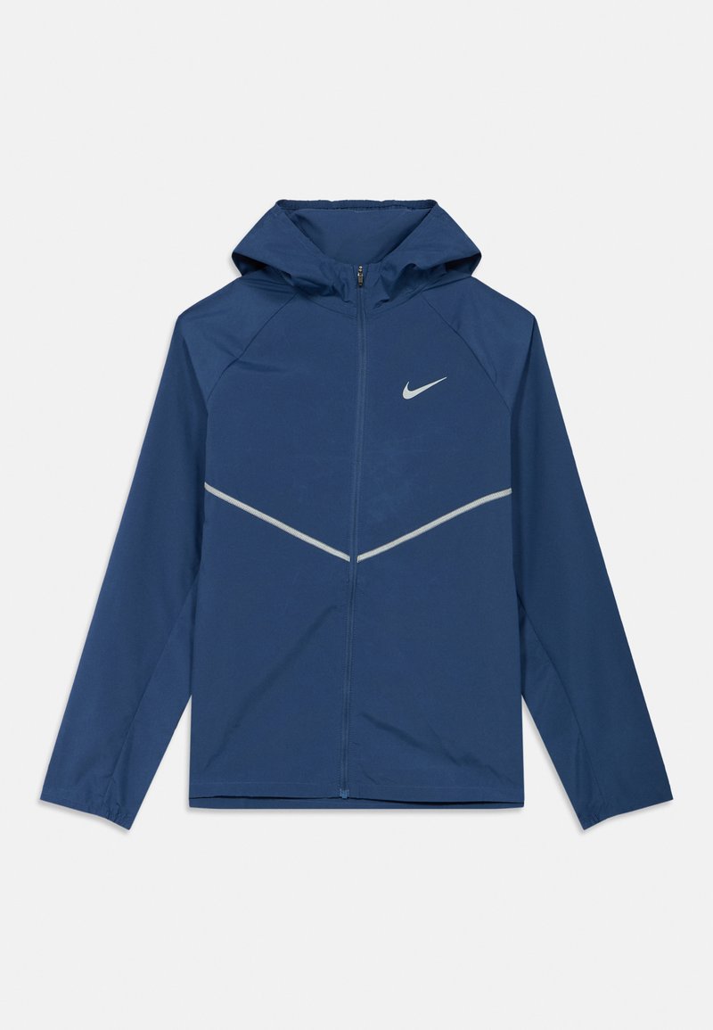 Blaue, leichte Kapuzenjacke mit durchgehendem Frontreißverschluss, reflektierendem Chevron-Detail über der Brust und kleinem Nike-Logo auf der linken Brustseite.