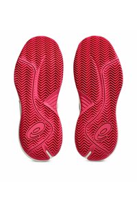 Röda gummisålar med ett zigzag-mönster och vita accenter, med en logotyp och distinkta spår för grepp.